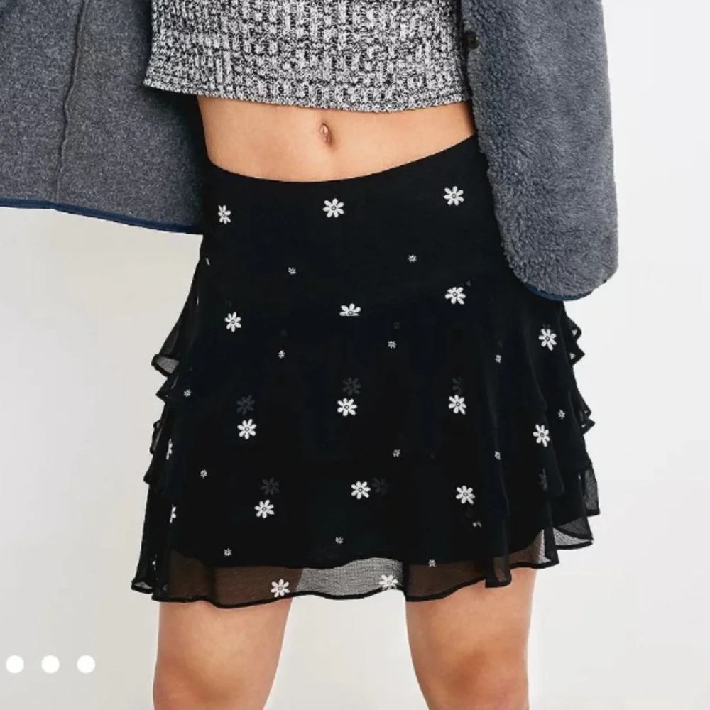 UO Urban Outfitters Tiered Floral Ruffle Mini Skirt, XS